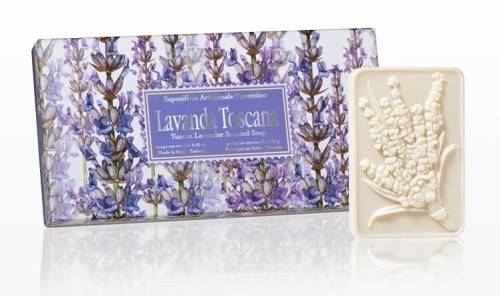 Saponificio-Artigianale-Fiorentino-Lavanda-Toscana-lawendowe-mydlo-3x125g-w-opakowaniu-zozdobnym-tloczeniem-kwiatu-lawendy-8032665598167-cleanico-poznan-2024-.jpg
