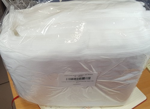 realne zdjęcie pelerynki premium białe włókninowe jednorazowego użytku